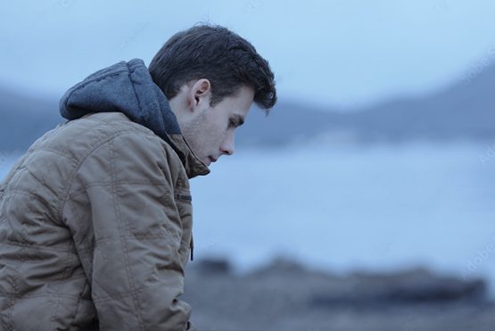 Behandling_Stoffer_trist mand_blue color image